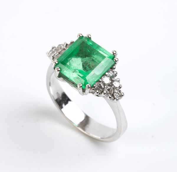 Anello con smeraldo e diamanti