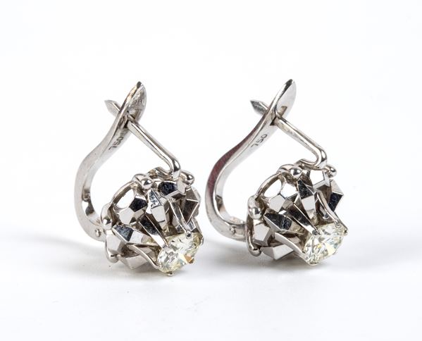 Paio di orecchini in oro e diamanti