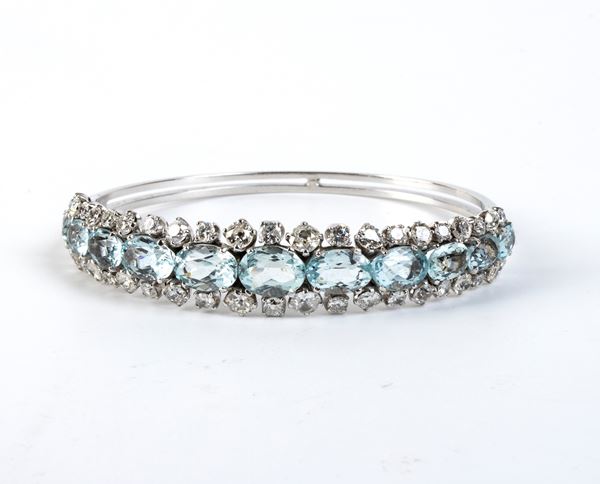 Bracciale a cerchio rigido in oro con acquemarine e diamanti