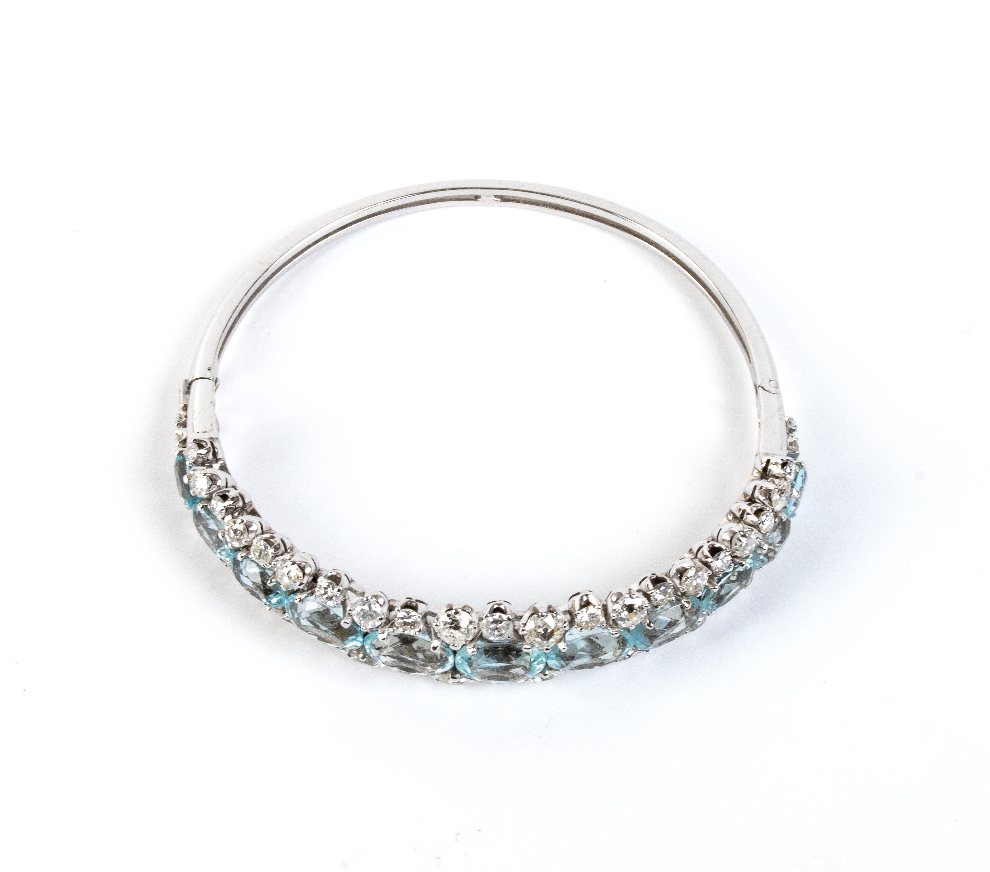 Bracciale a cerchio rigido in oro con acquemarine e diamanti