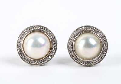 Orecchini in oro bianco 18k con perle Mabé e diamanti