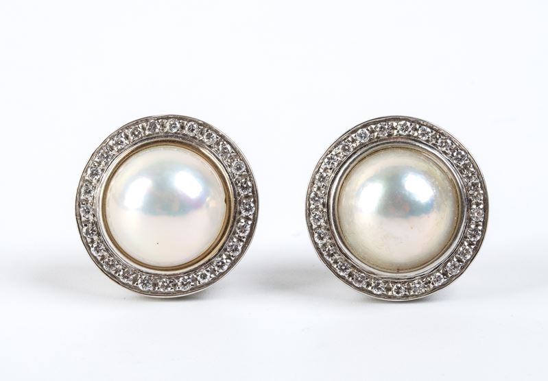 Orecchini in oro bianco 18k con perle Mabé e diamanti