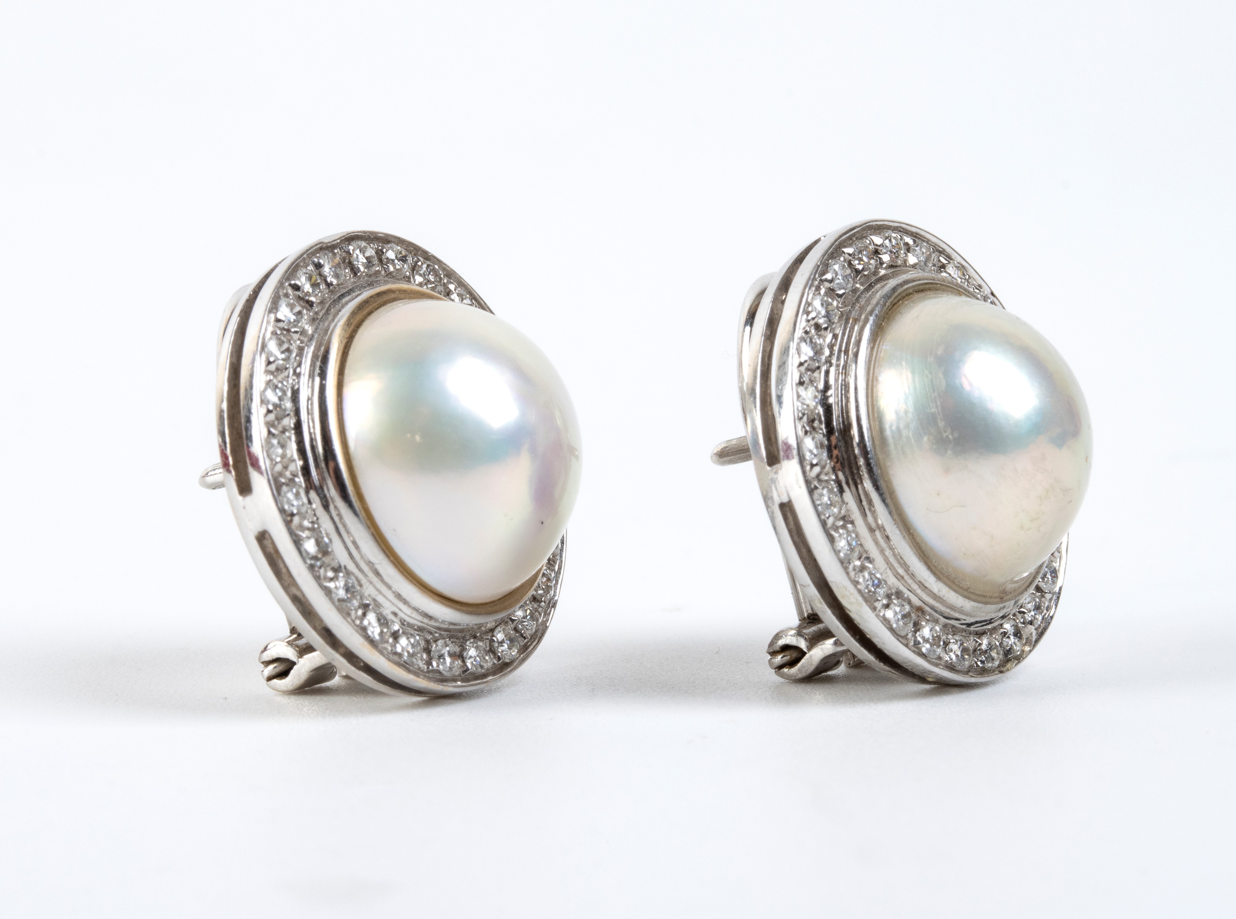 Orecchini in oro bianco 18k con perle Mabé e diamanti