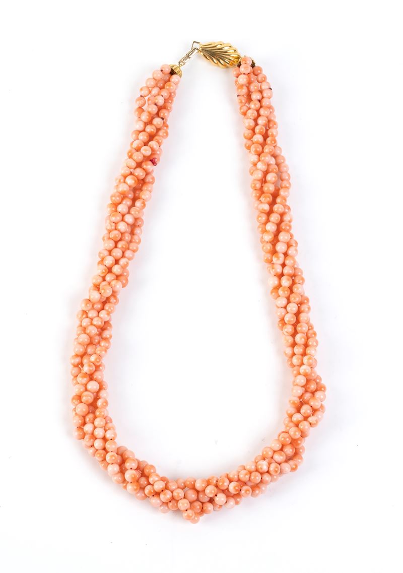 Collana in corallo e oro giallo 18k con fermaglio a forma di conchiglia