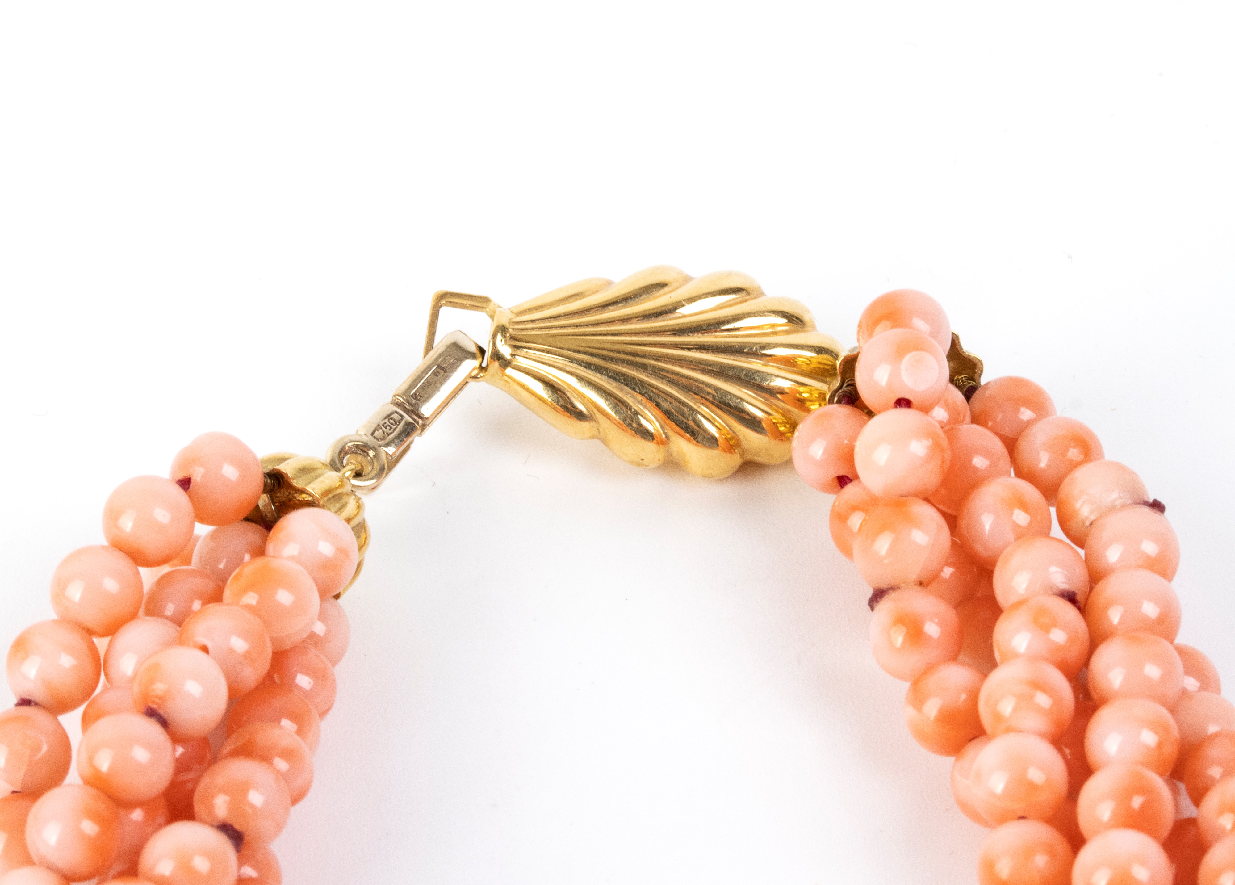 Collana in corallo e oro giallo 18k con fermaglio a forma di conchiglia