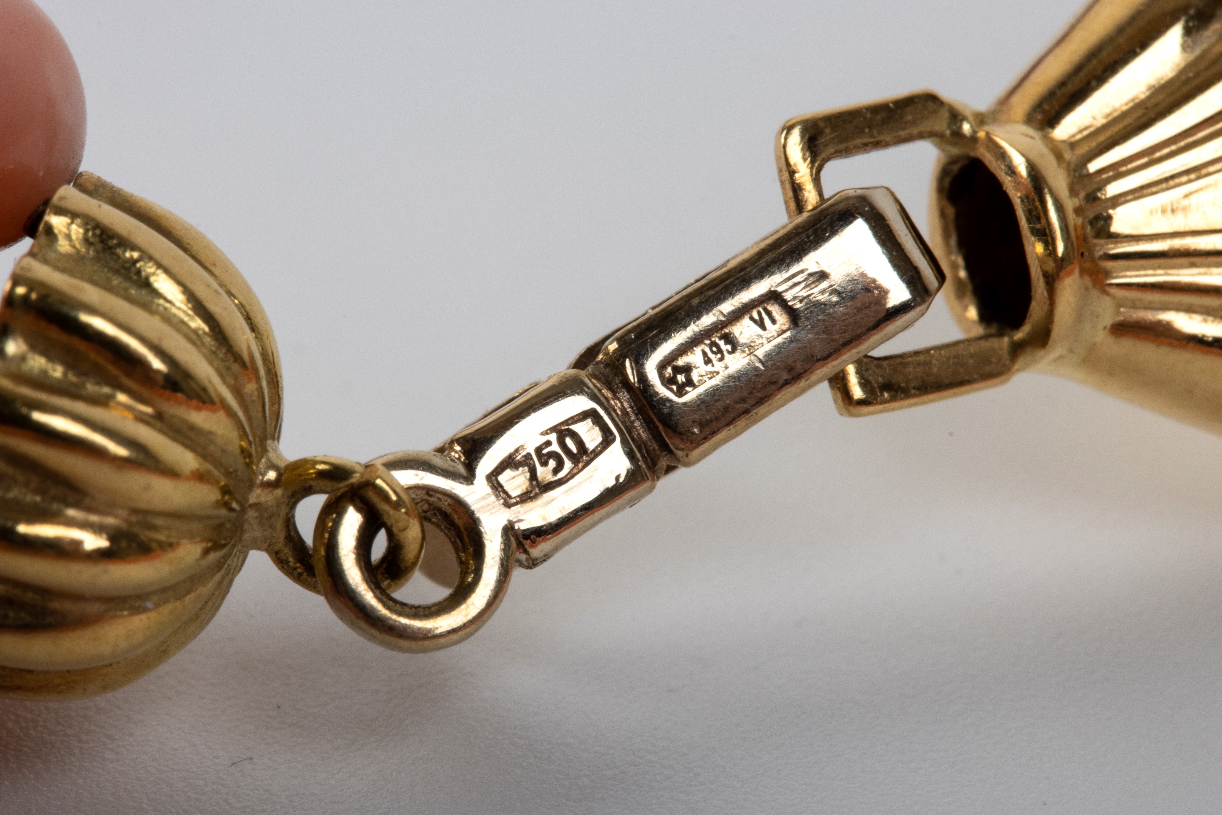 Collana in corallo e oro giallo 18k con fermaglio a forma di conchiglia