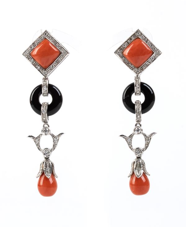 Orecchini pendenti in oro con corallo cerasuolo, onice e diamanti           