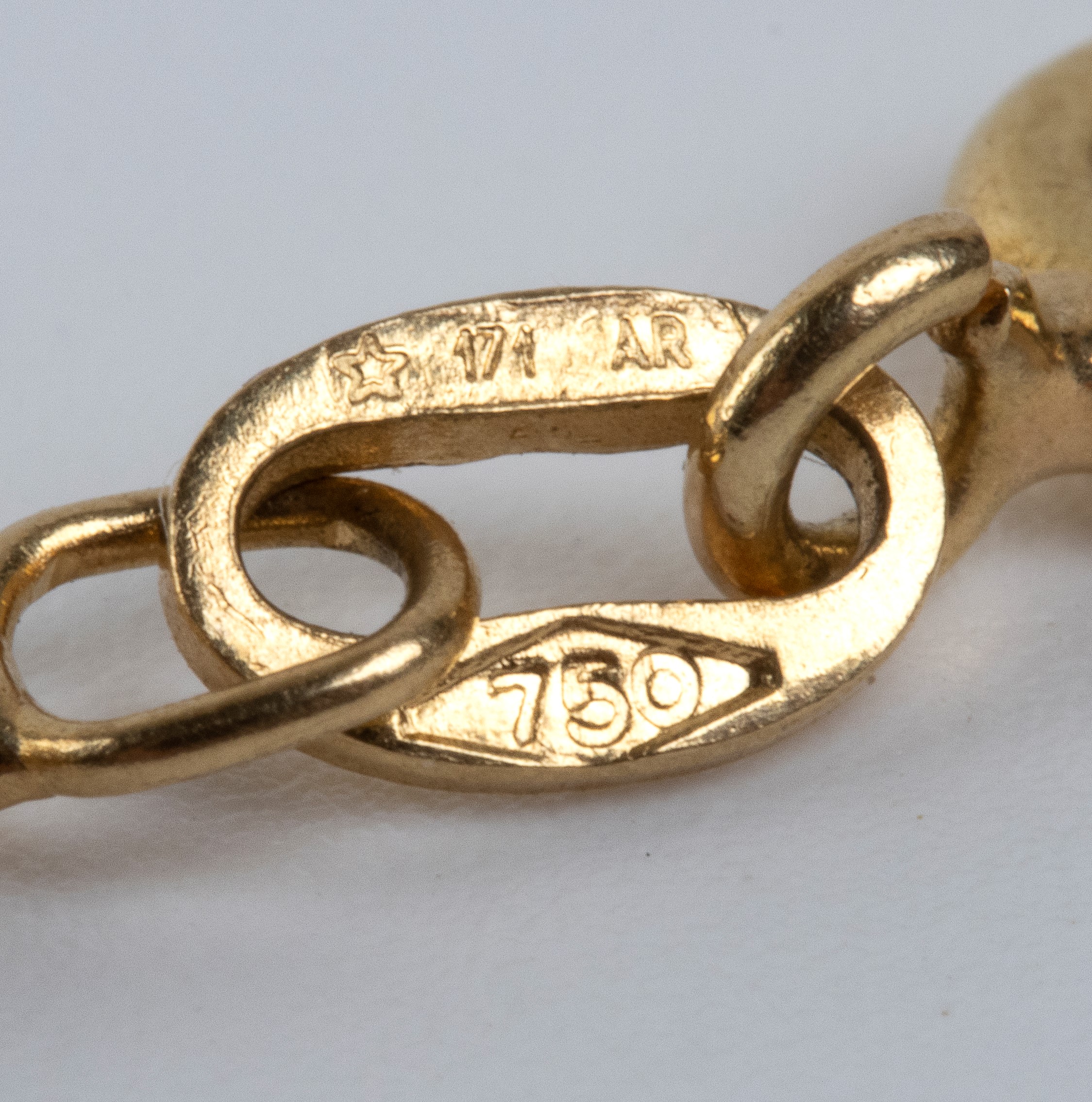Girocollo in oro giallo 18k con testa felina e diamanti, occhi in rubini