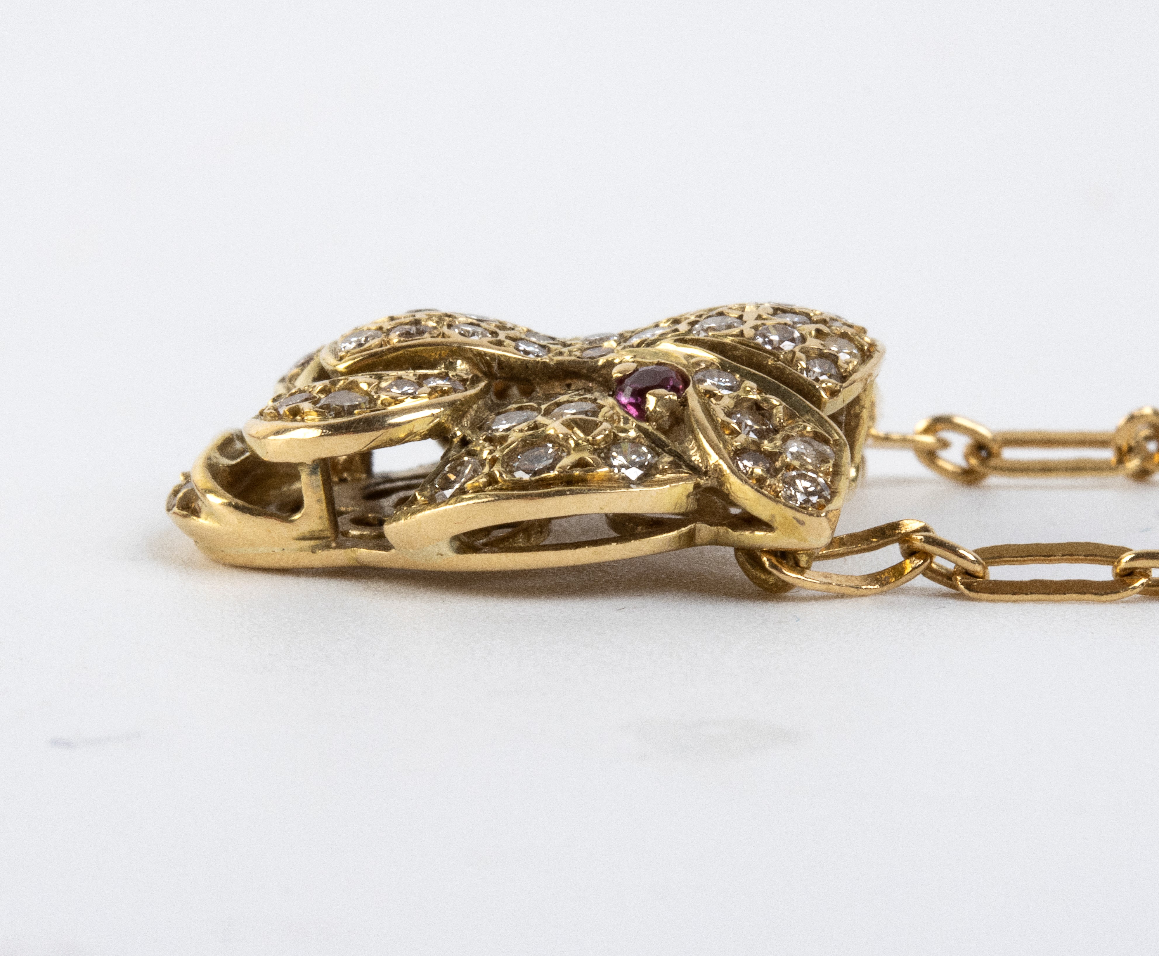 Girocollo in oro giallo 18k con testa felina e diamanti, occhi in rubini