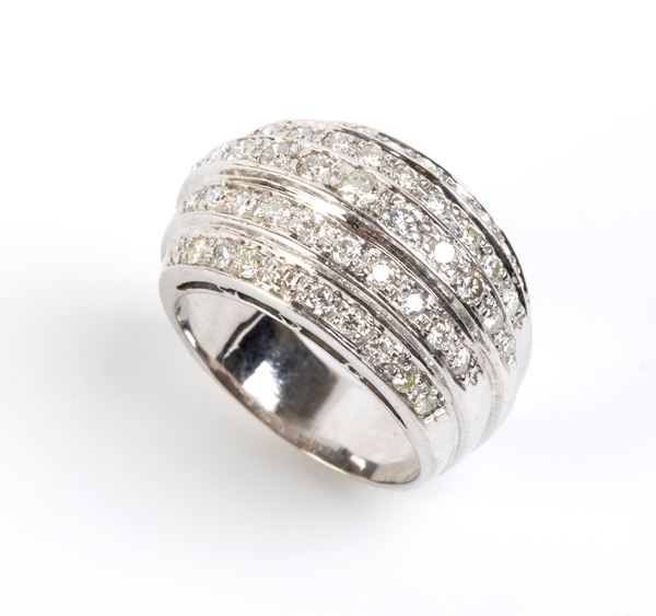 Anello a fascia in oro con diamanti   