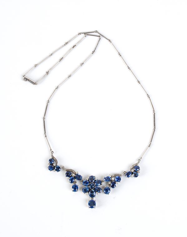 Collana in oro bianco con zaffiri e diamanti     