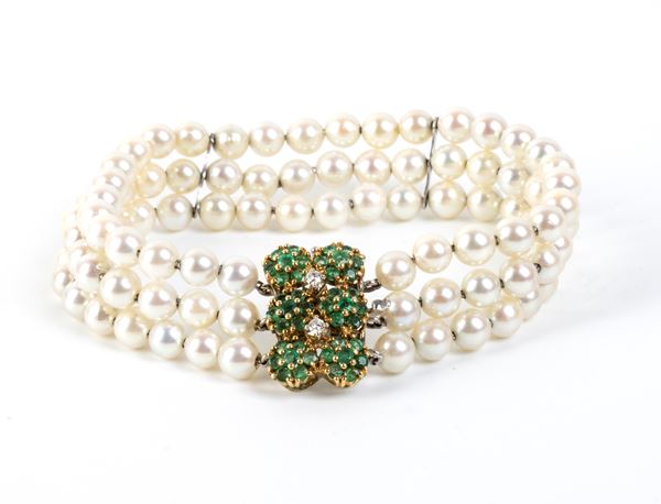 Bracciale a 3 fili di perle in oro, diamanti e smeraldi               