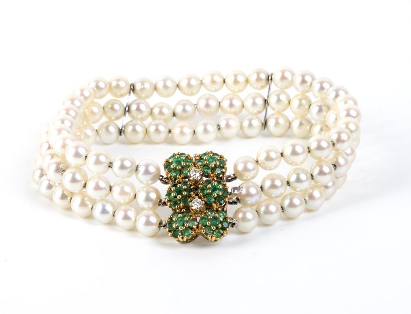 Bracciale a tre fili di perle coltivate d’acqua salata con chiusura in oro 18k, diamanti e smeral...