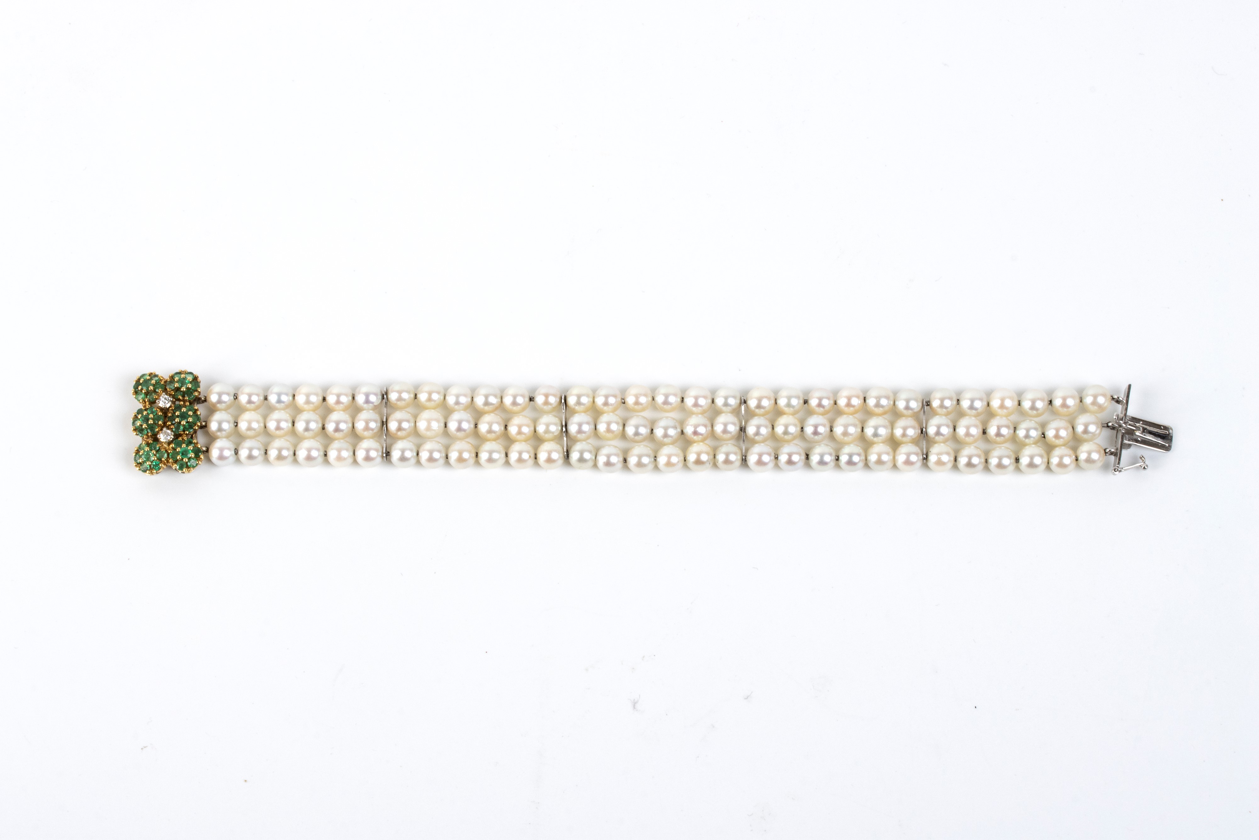 Bracciale a tre fili di perle coltivate d’acqua salata con chiusura in oro 18k, diamanti e smeral...