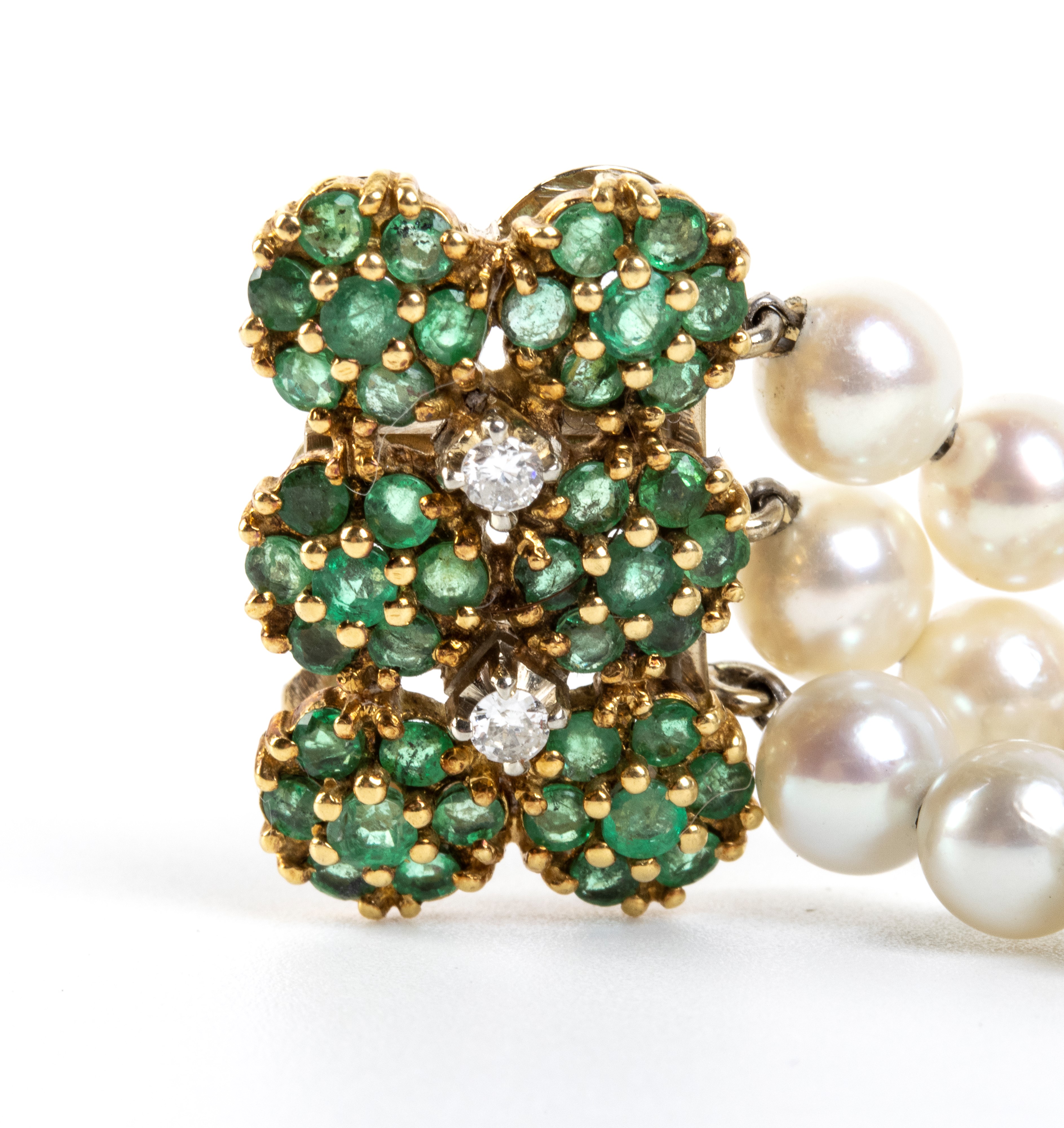 Bracciale a tre fili di perle coltivate d’acqua salata con chiusura in oro 18k, diamanti e smeral...