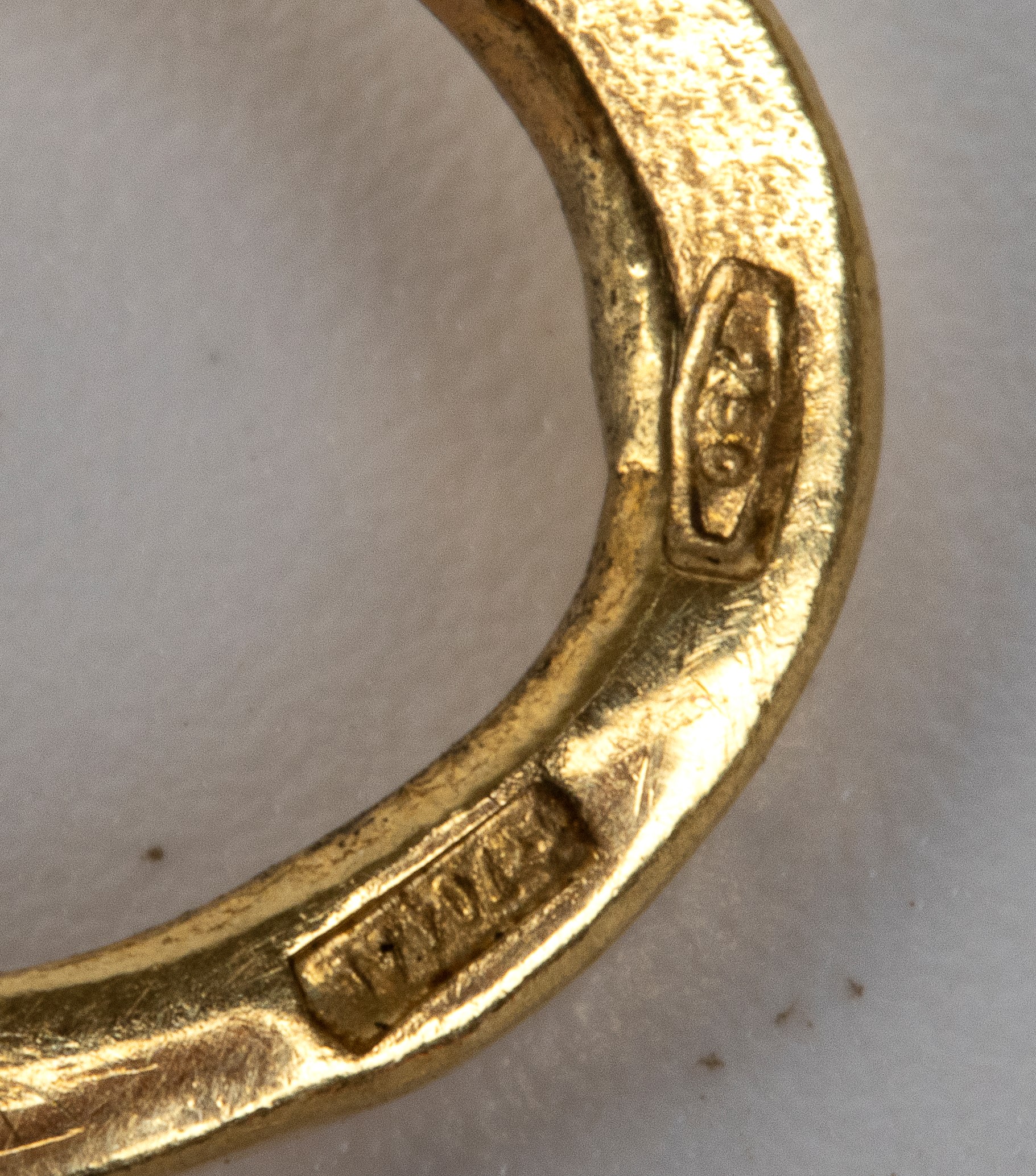 Corallo Cerasuolo (Corallim Elatius), Pendente bifronte in oro giallo 18k