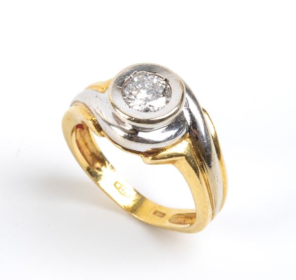 Anello in oro con diamante solitario   