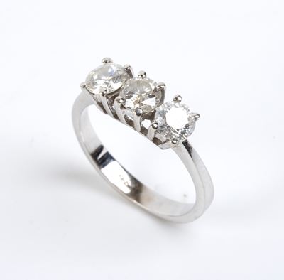Anello Trilogy in oro bianco 18k con tre diamanti taglio brillante