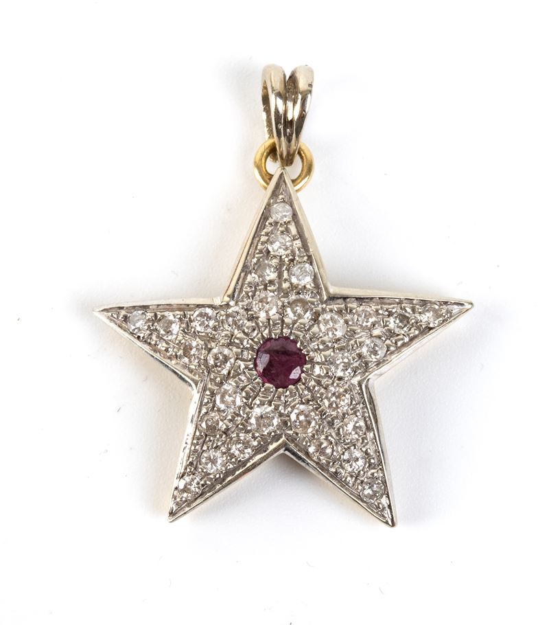 Pendente a stella in oro con rubino centrale e diamanti in pavé