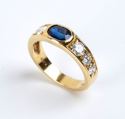 Anello in oro 18k con zaffiro e paste vitree incolori