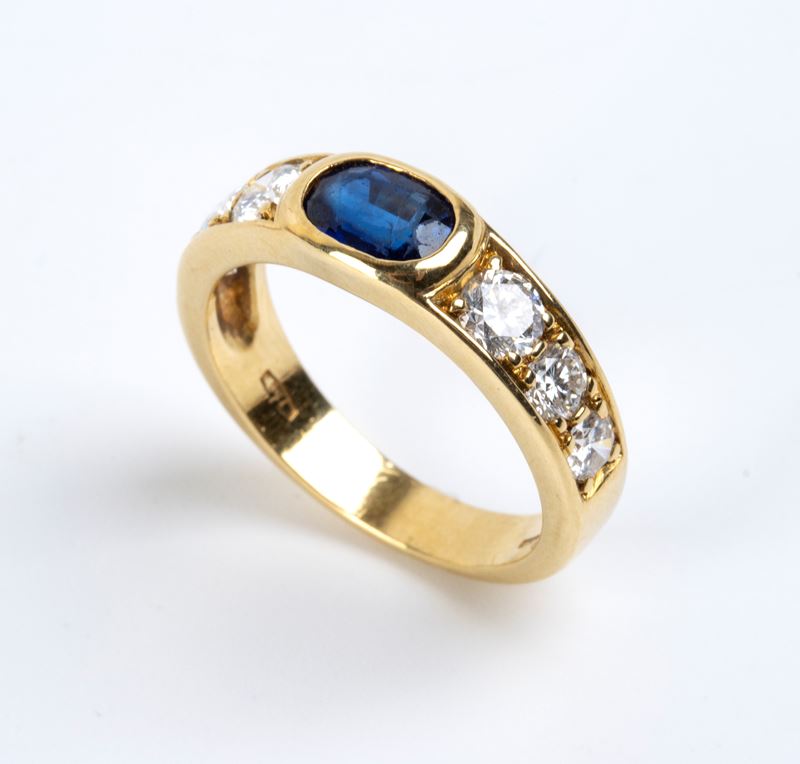 Anello in oro 18k con zaffiro e paste vitree incolori