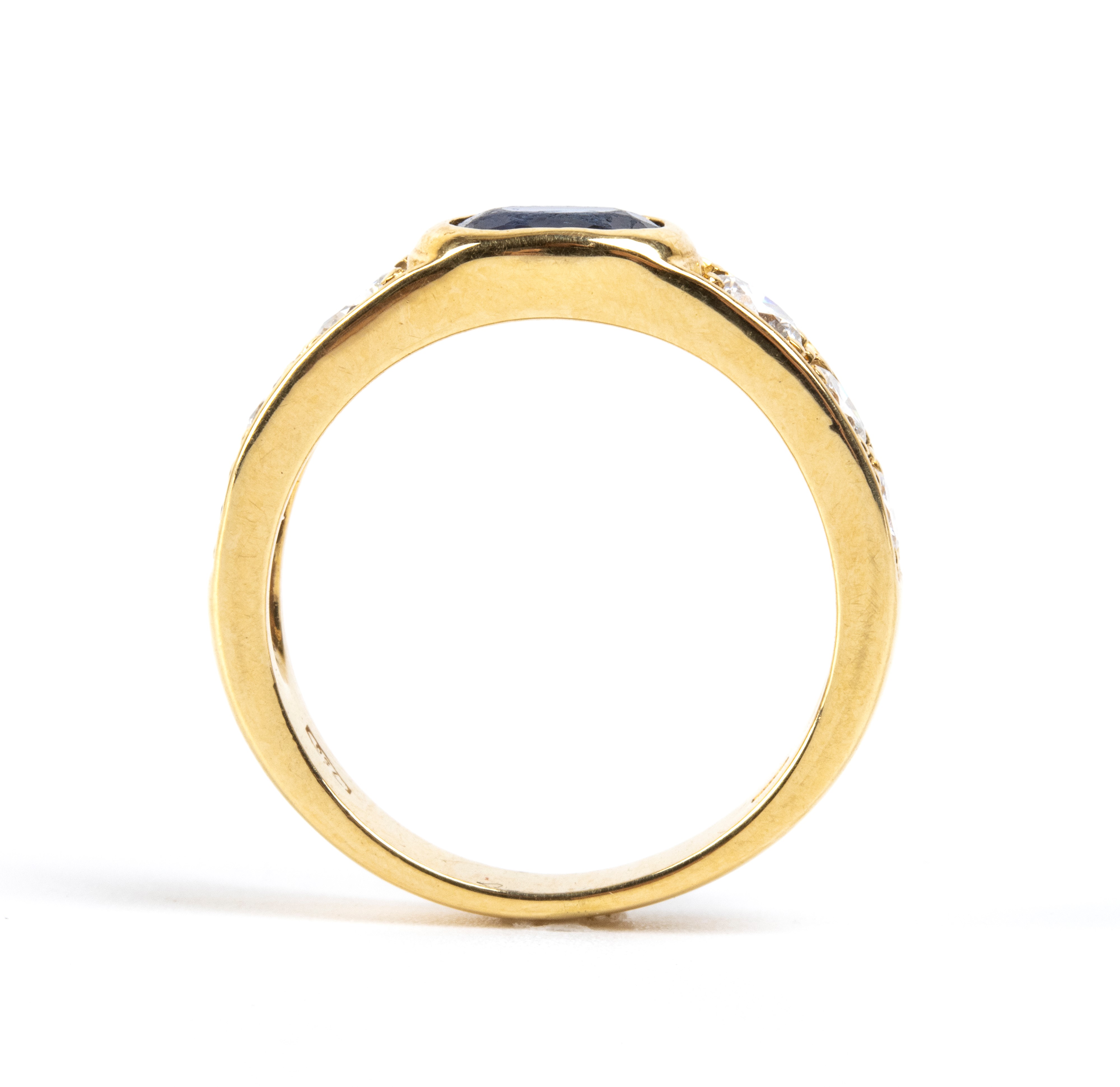 Anello in oro 18k con zaffiro e paste vitree incolori