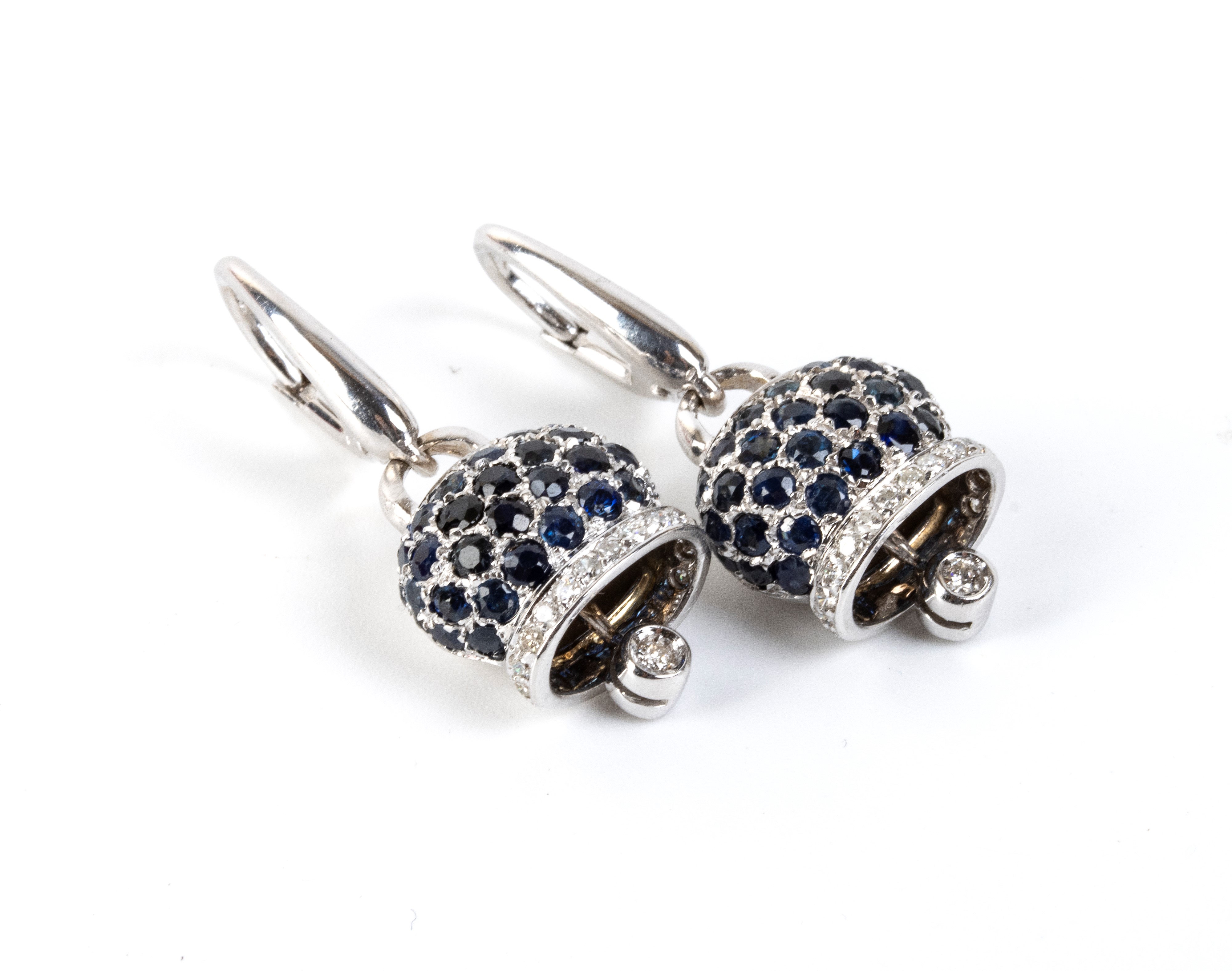 Orecchini in oro bianco 18k, zaffiri e diamanti