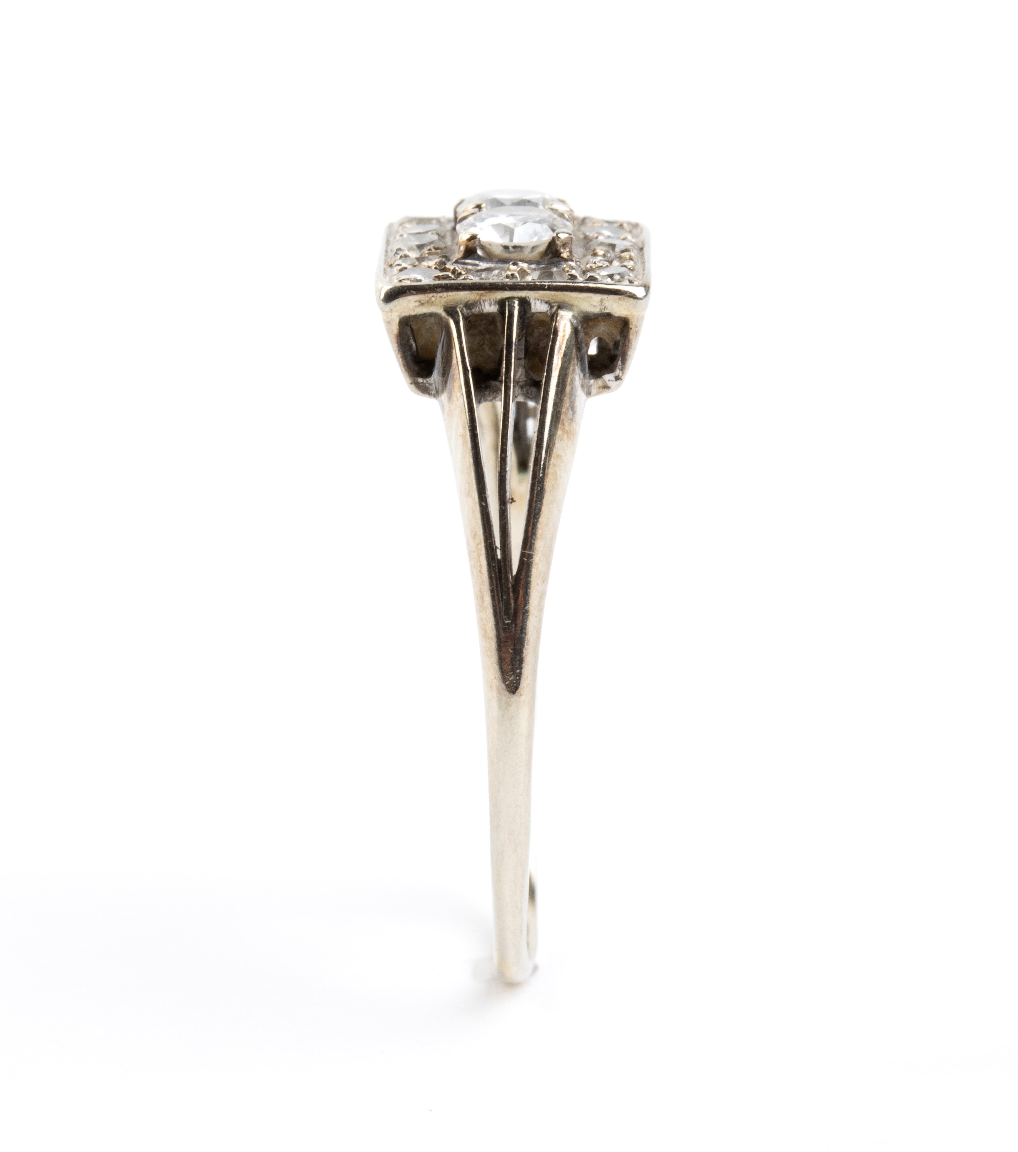 Anni '20, Anello Déco in oro bianco con diamanti