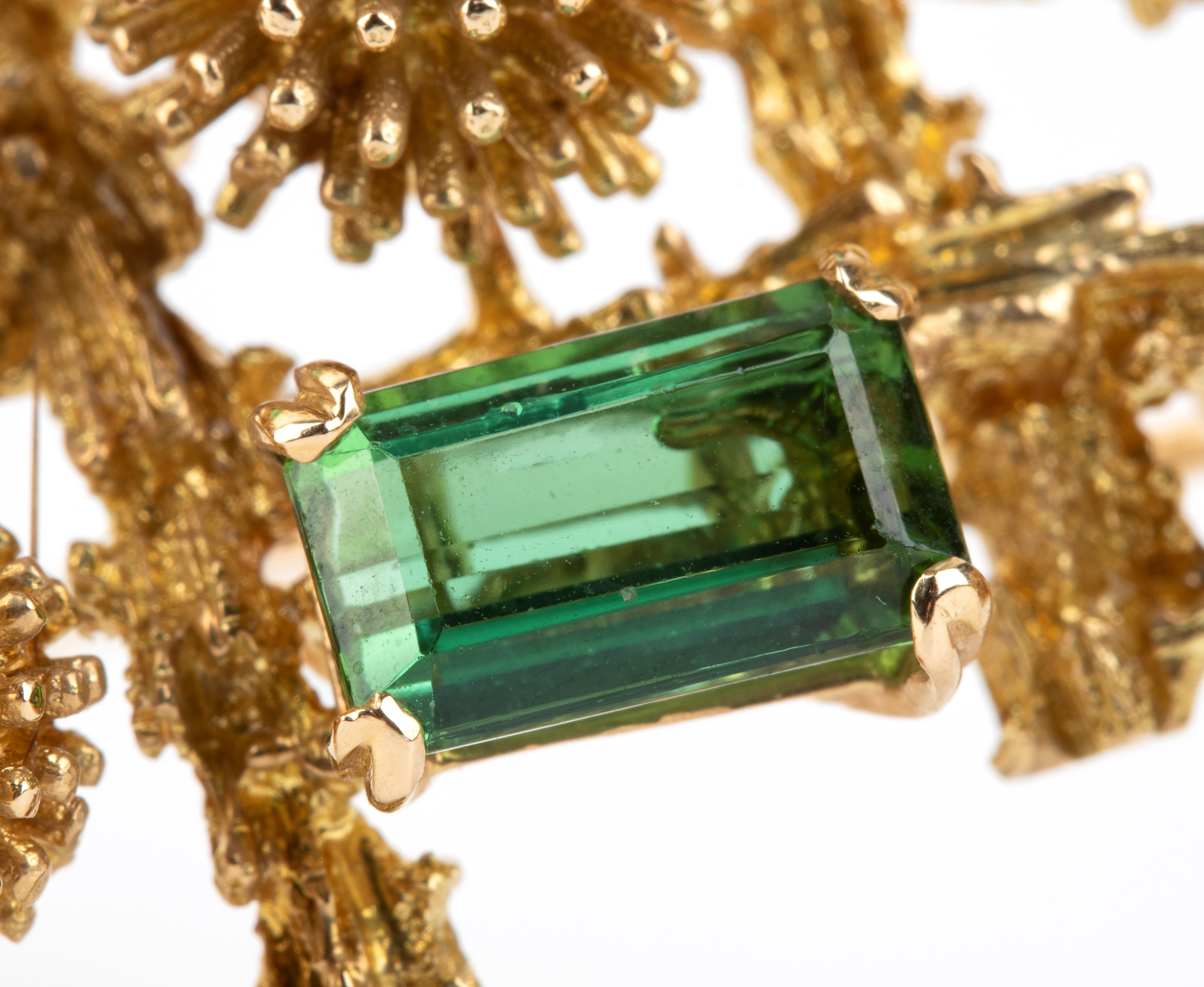 Spilla in oro giallo 18k con tormaline verdi, motivo fantasia