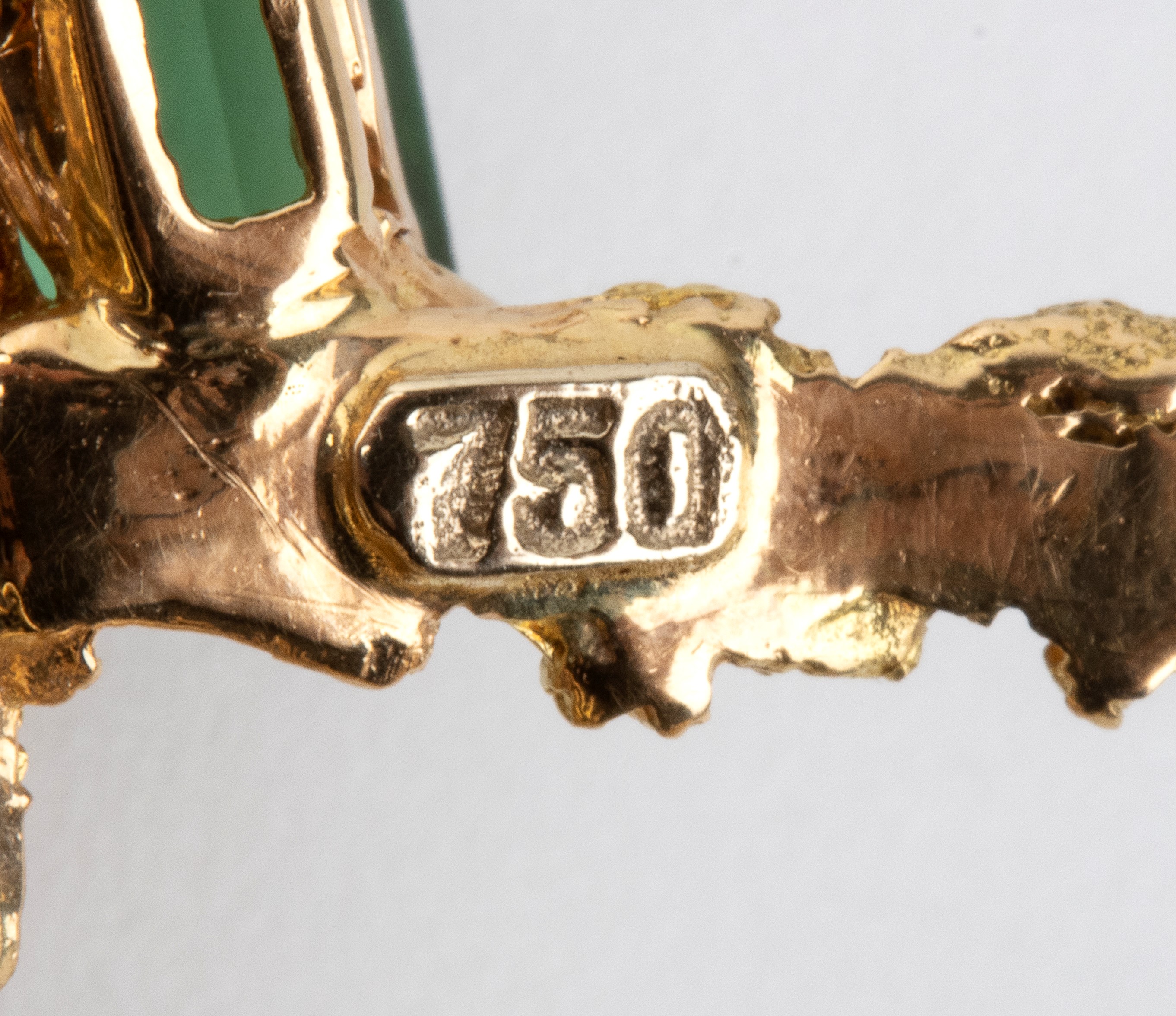 Spilla in oro giallo 18k con tormaline verdi, motivo fantasia