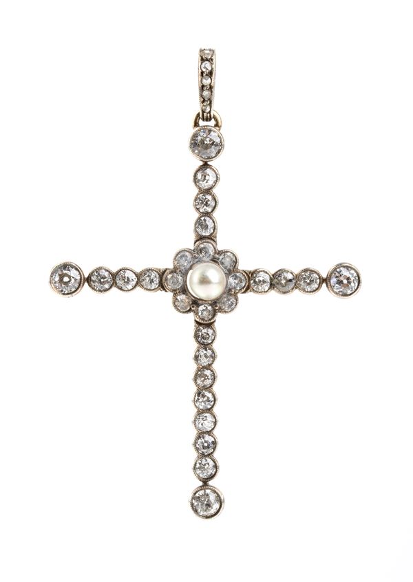 Pendente a forma di croce in oro e diamanti