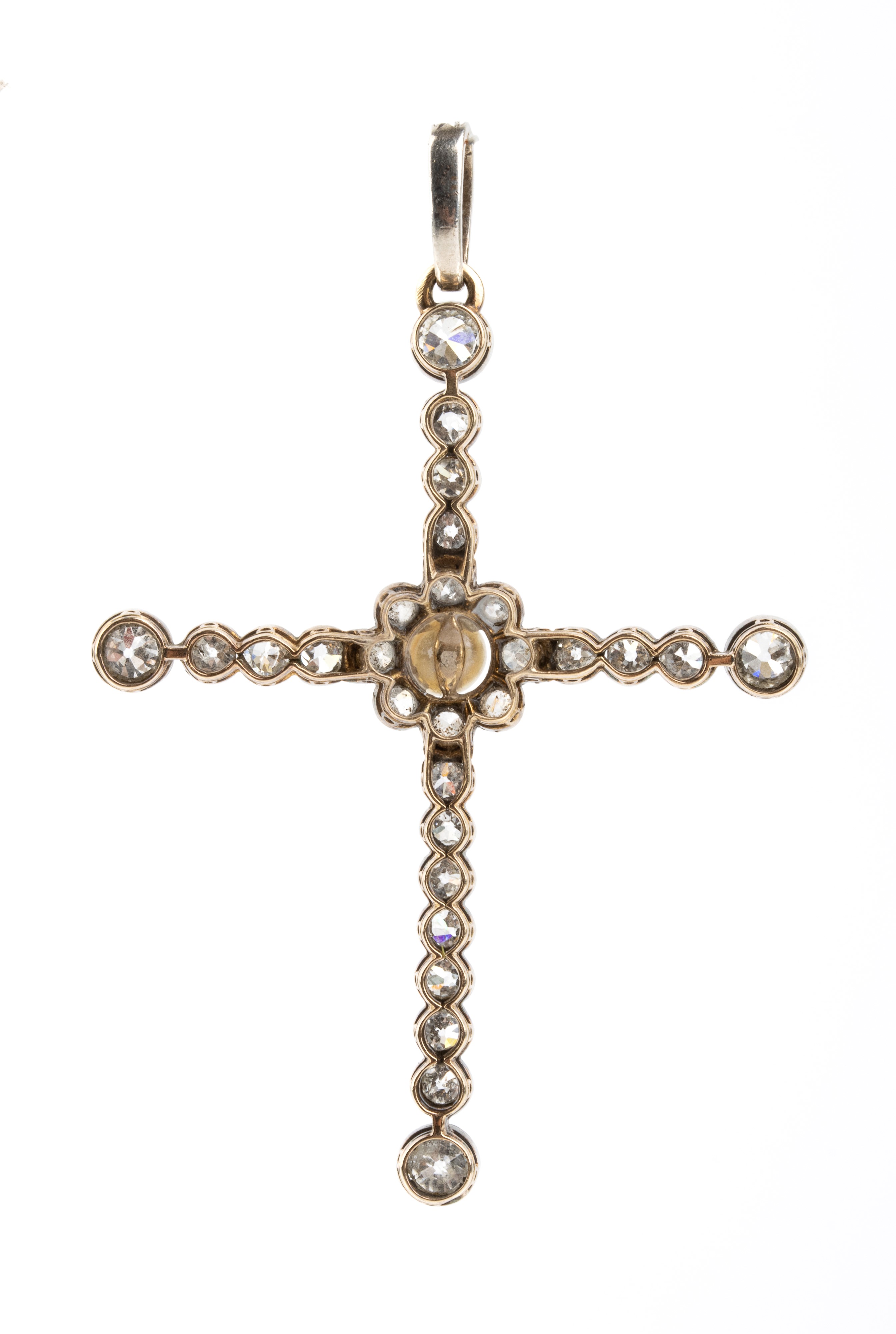Oro giallo e bianco, Pendente a forma di croce con diamanti old mine e perla coltivata