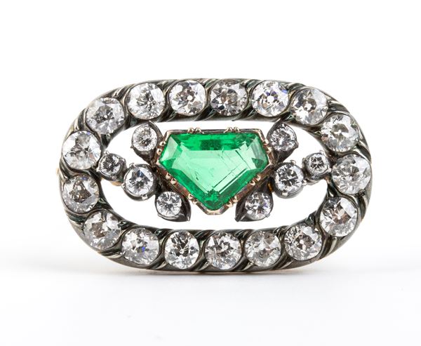 Spilla in oro con diamanti e smeraldo