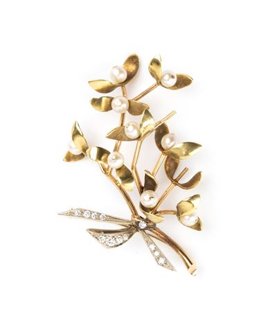 Spilla con motivo a bouquet in oro giallo e oro bianco con diamanti e perle