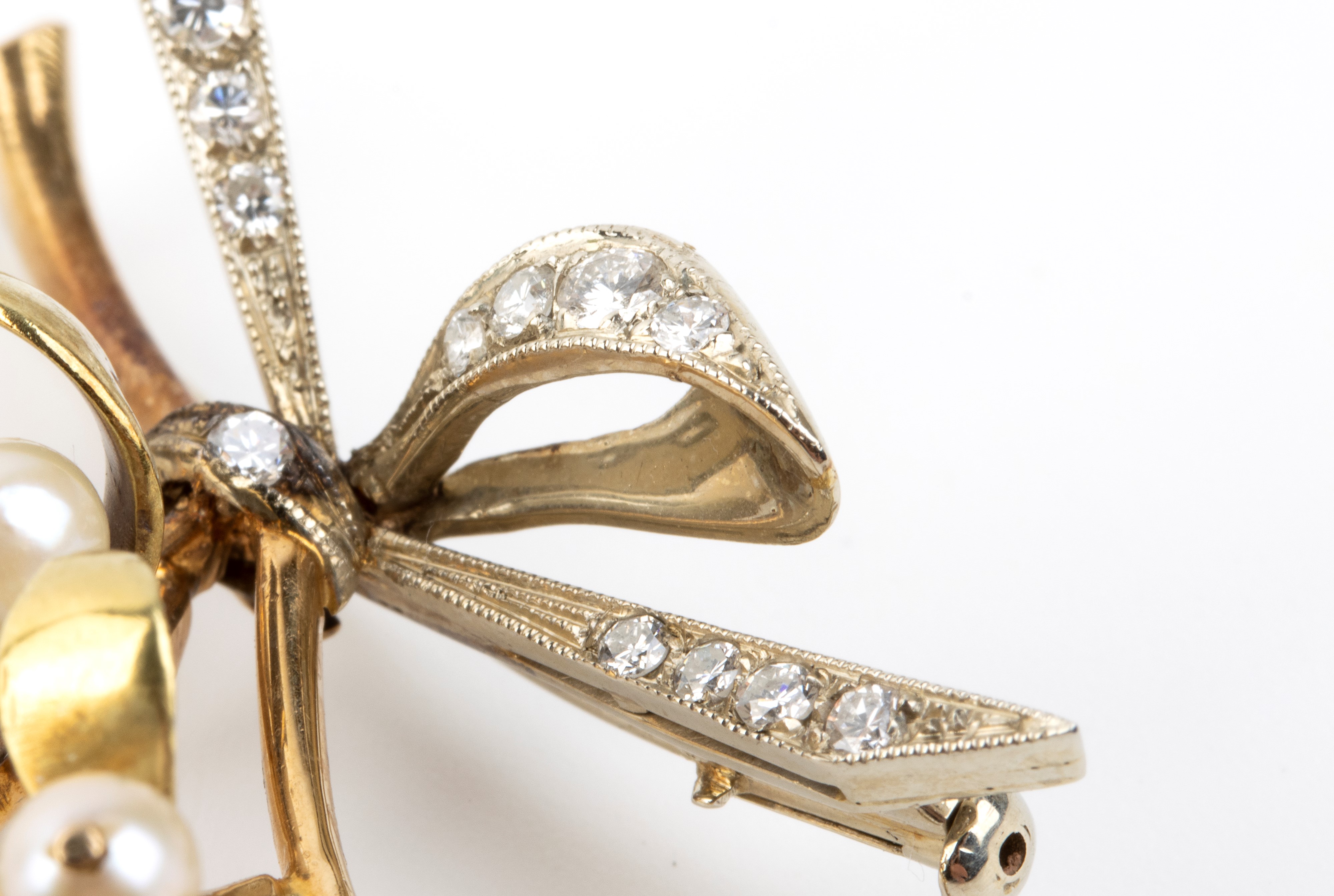 Missaglia - Spilla con motivo a bouquet in oro giallo e oro bianco con diamanti e perle