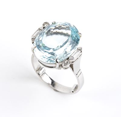Anello in oro bianco 18k con acquamarina ovale e diamanti