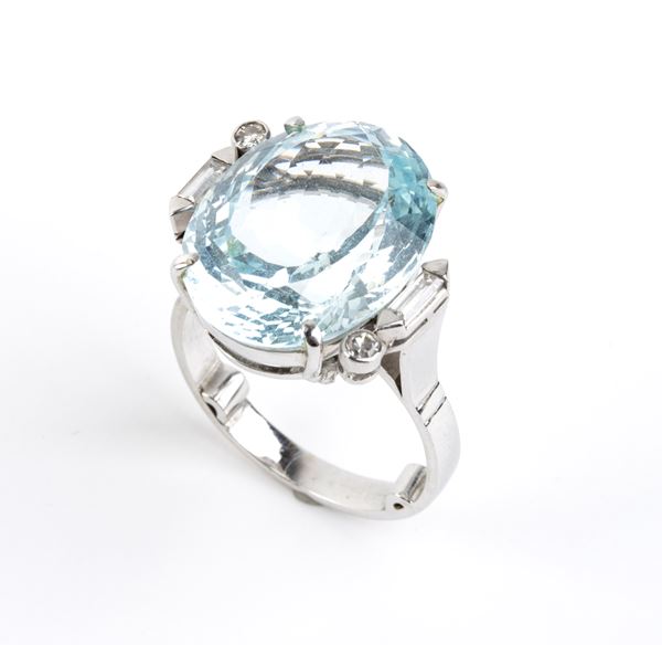 Anello in oro con acquamarina e diamanti    