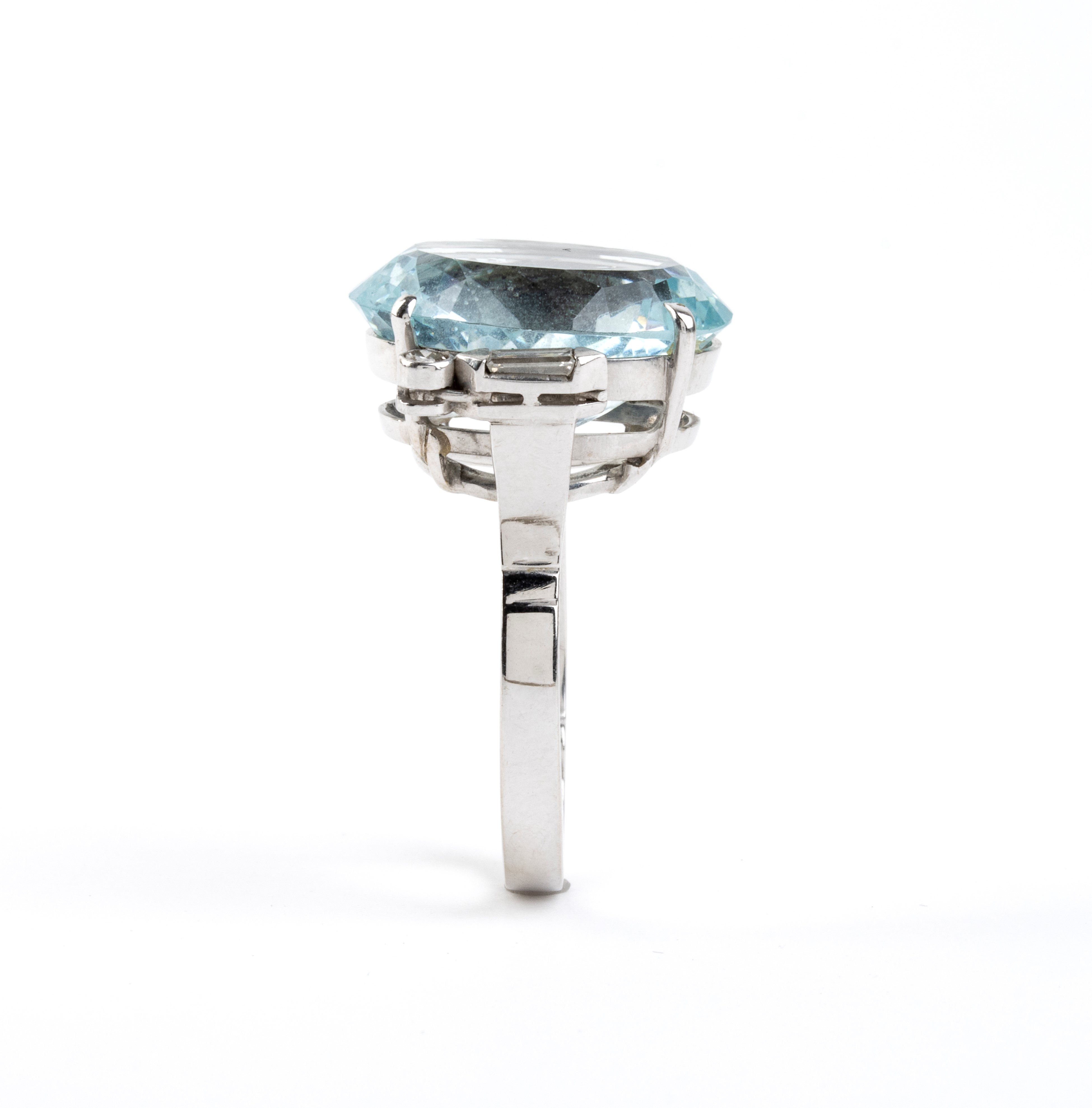 Anello in oro bianco 18k con acquamarina ovale e diamanti