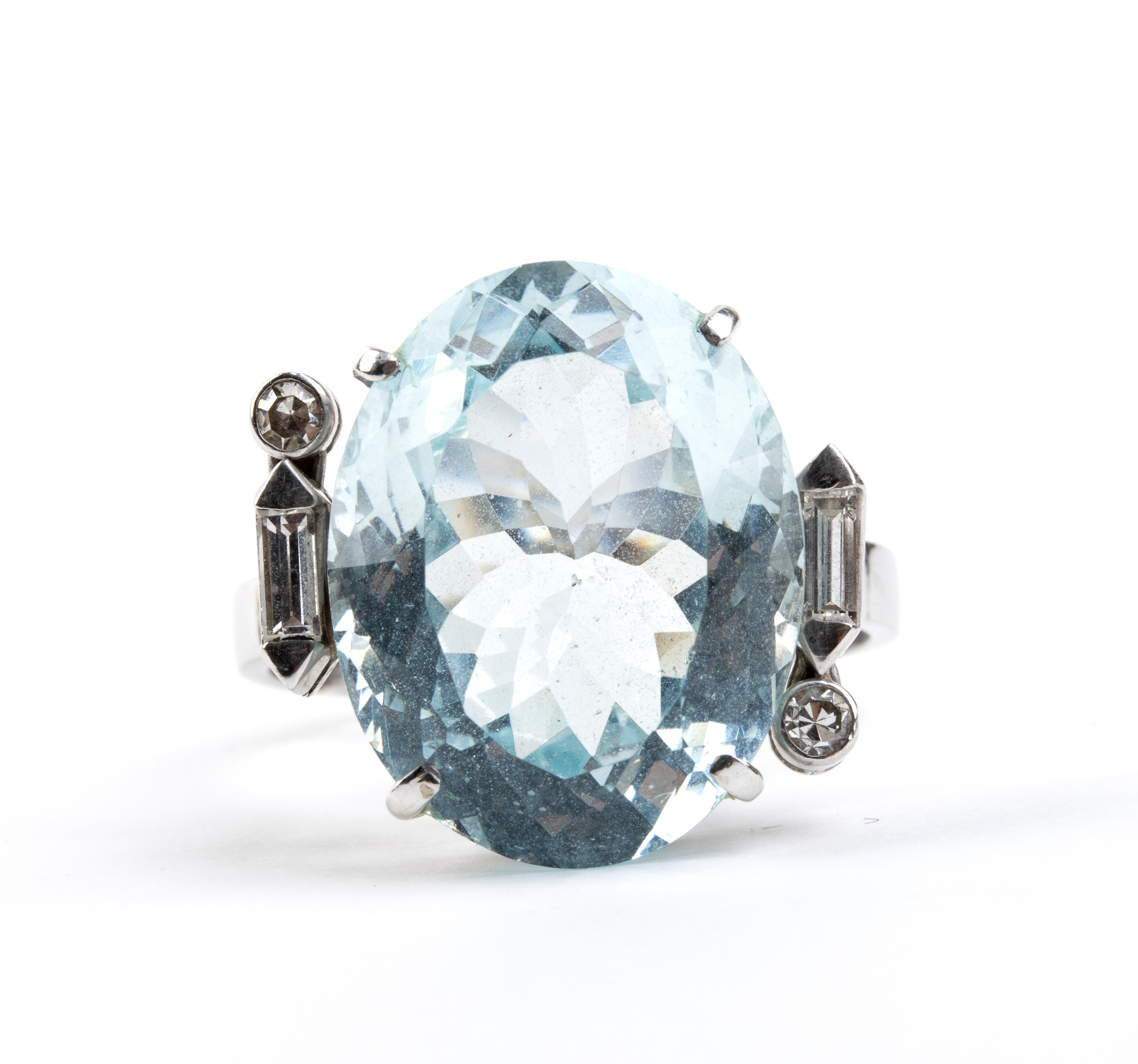 Anello in oro bianco 18k con acquamarina ovale e diamanti