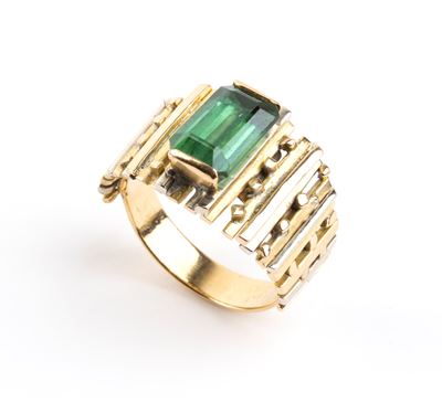 Anello a fascia in oro giallo con tormalina verde, anni ’70