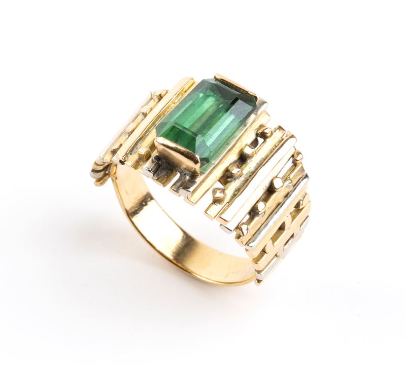 Anello a fascia in oro giallo con tormalina verde, anni ’70