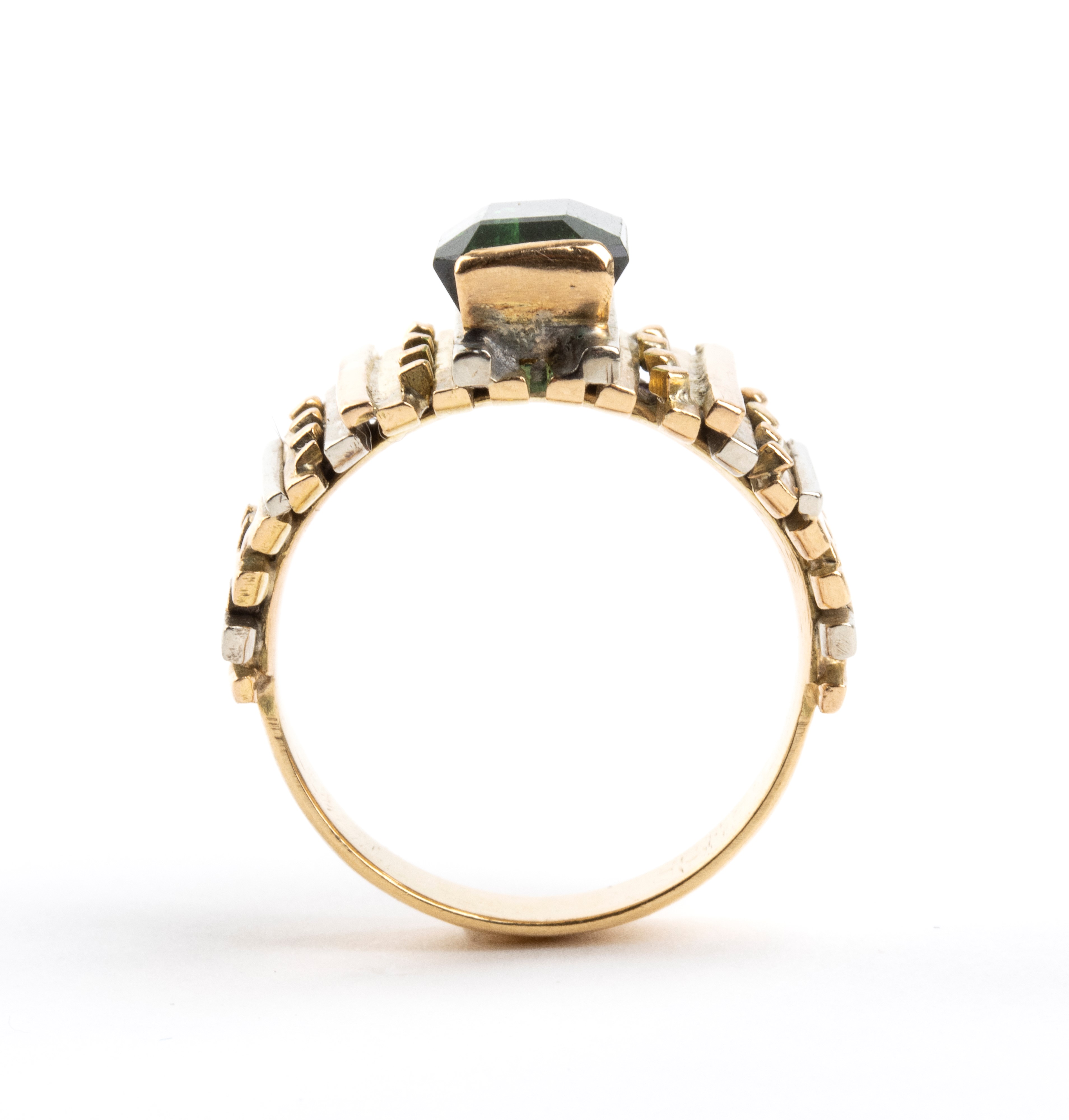 Anello a fascia in oro giallo con tormalina verde, anni ’70
