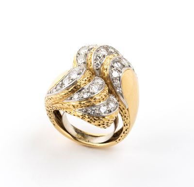 Anello in oro bicolore (oro giallo e oro bianco) con motivo a nastri in diamanti taglio brillante