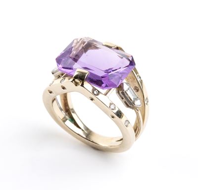 Anello in oro con ametista centrale e diamanti, montatura geometrica