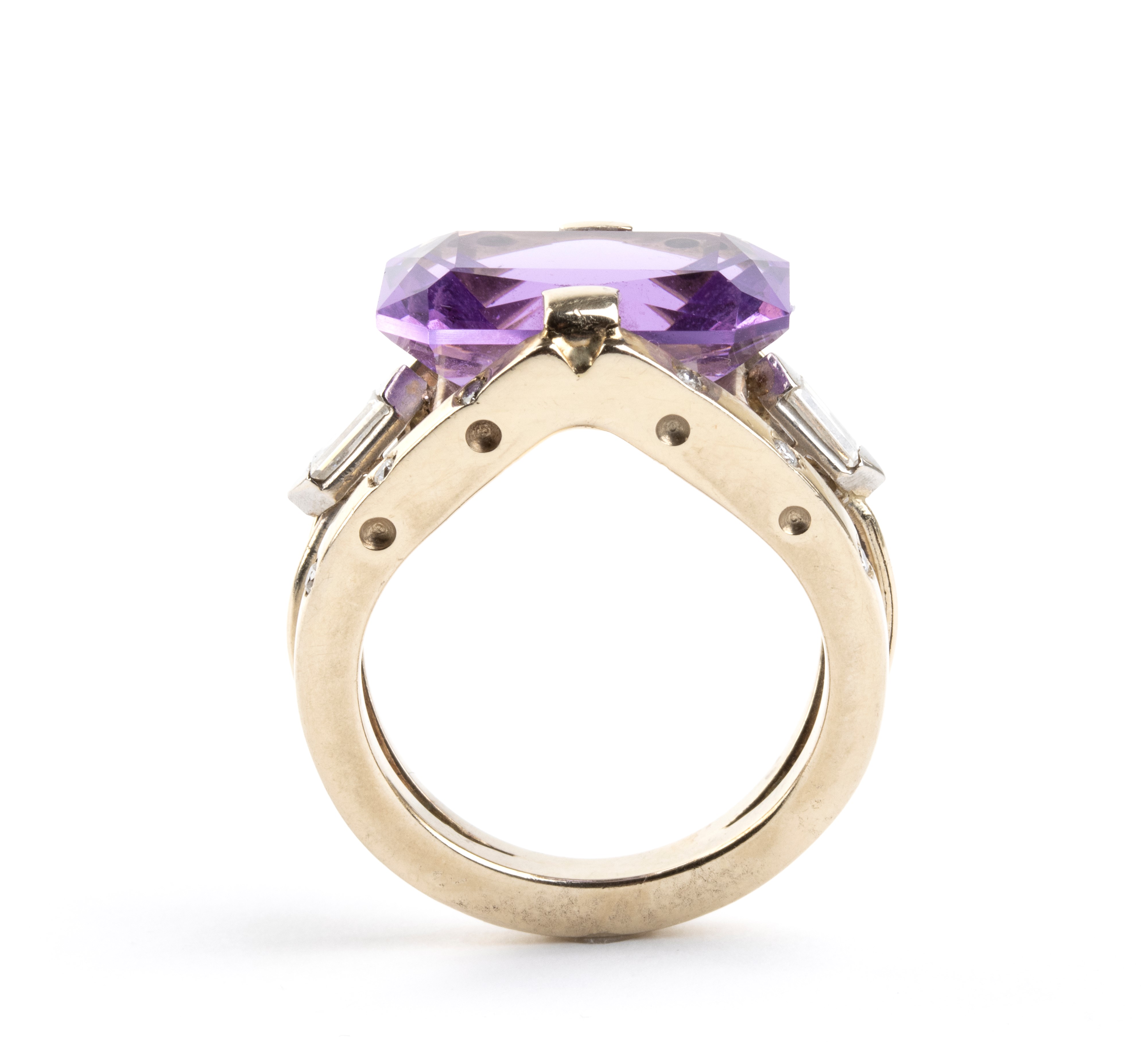 Anello in oro con ametista centrale e diamanti, montatura geometrica