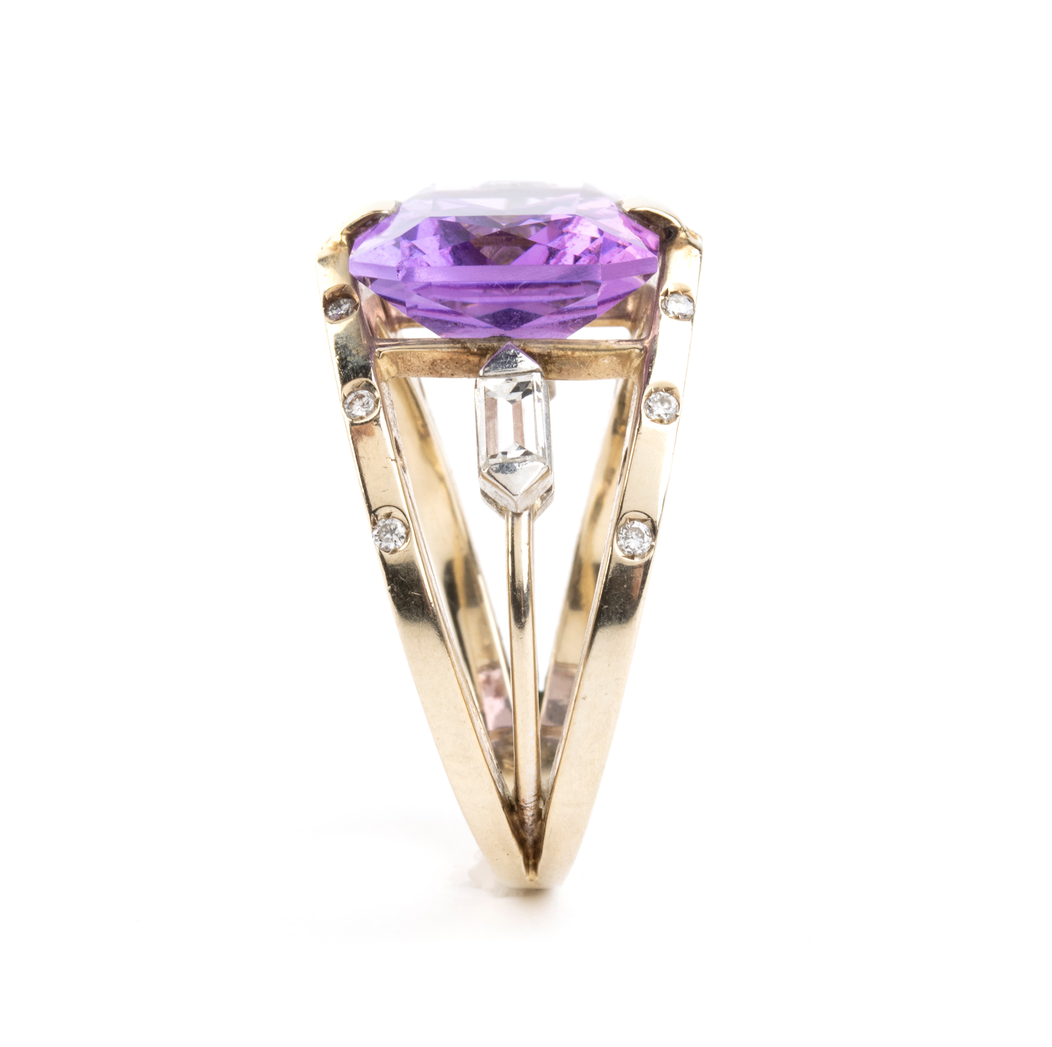 Anello in oro con ametista centrale e diamanti, montatura geometrica