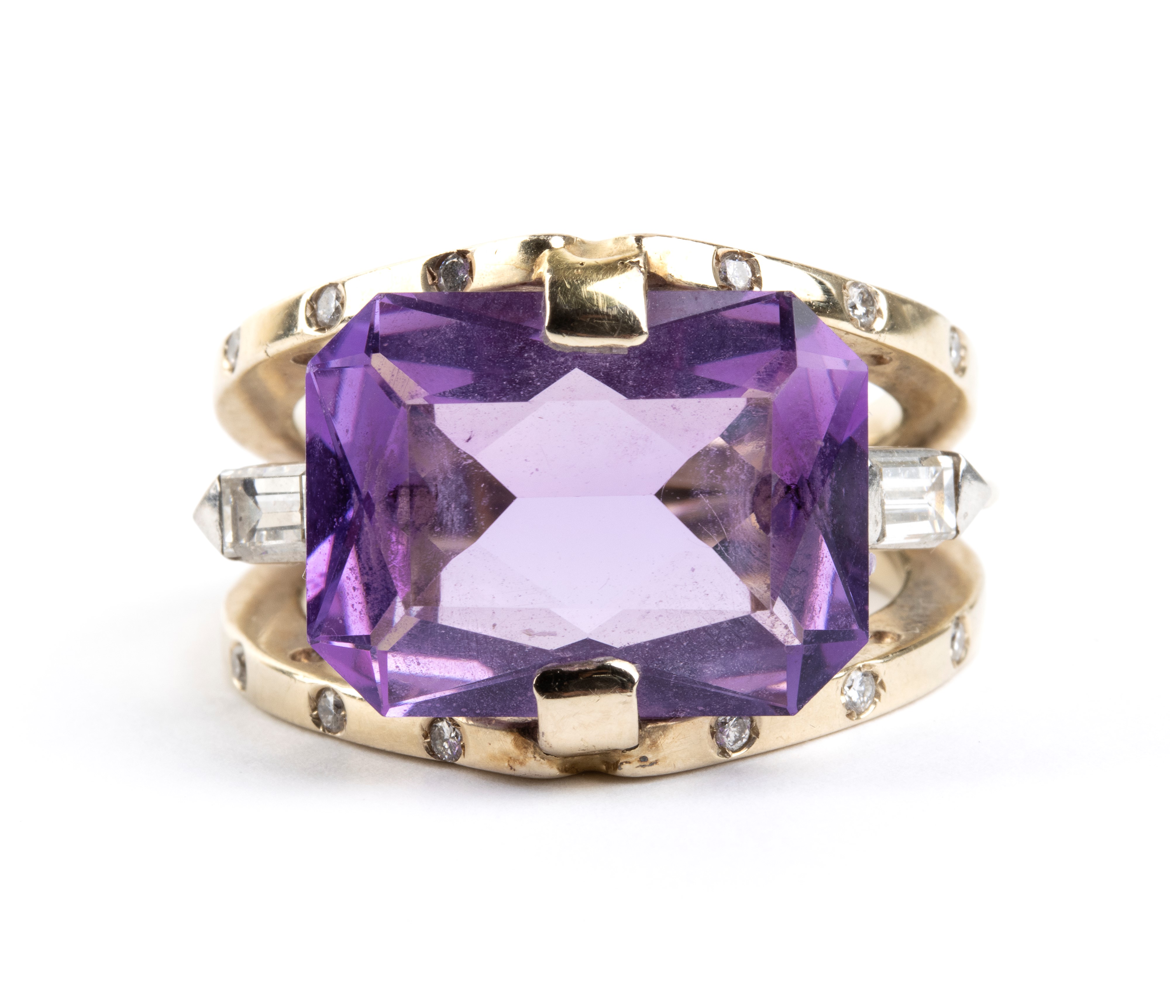 Anello in oro con ametista centrale e diamanti, montatura geometrica