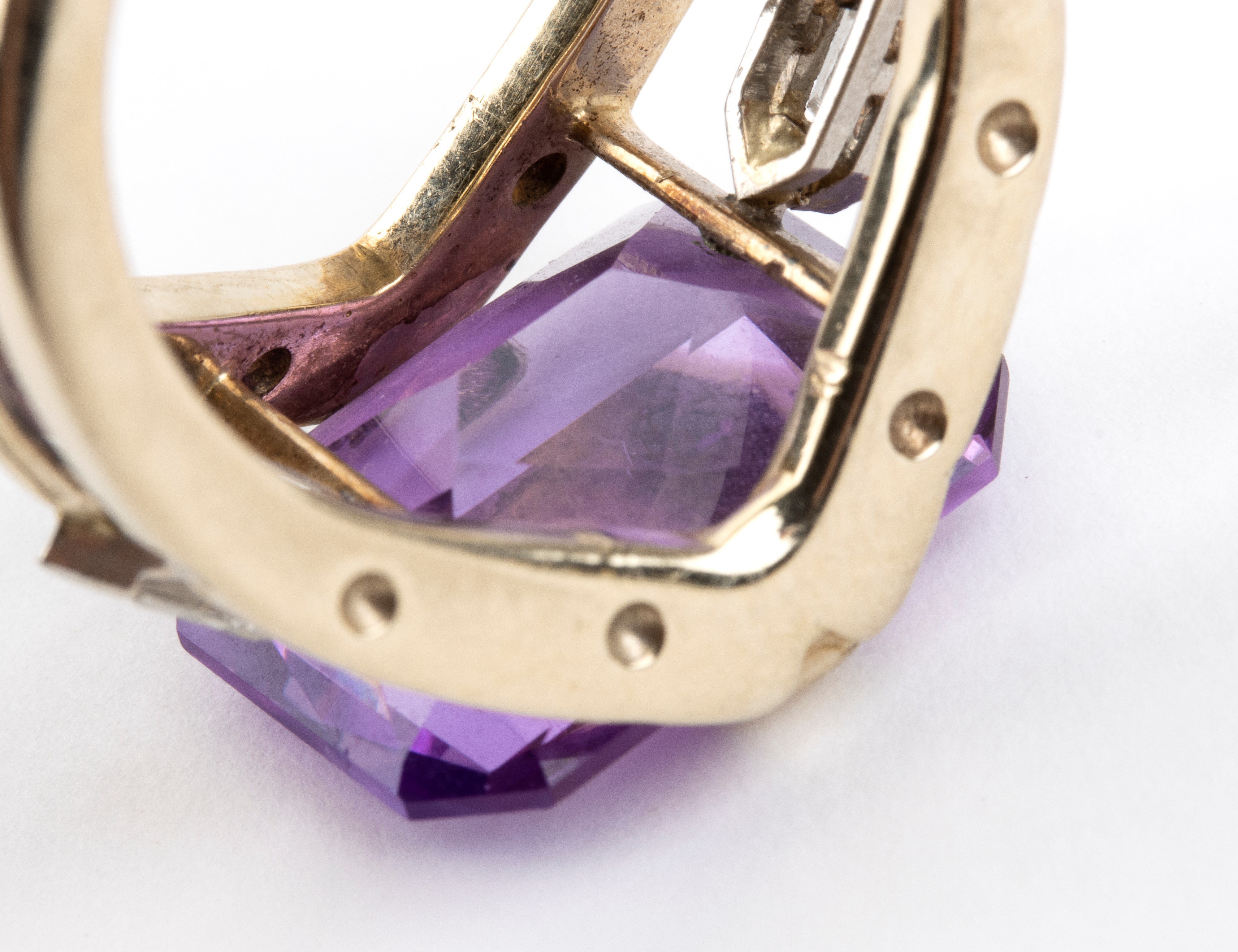 Anello in oro con ametista centrale e diamanti, montatura geometrica