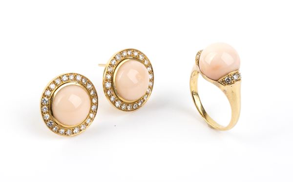 Demi-parure composta da un anelo ed un paio di orecchini in oro, corallo rosa e diamanti 