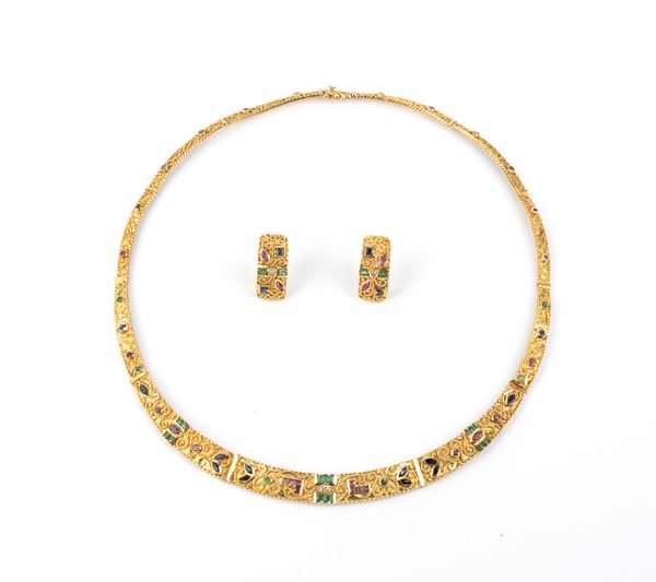 Demi-parure composta da  un girocollo ed un paio di orecchini in oro con diamanti, zaffiri, rubini e smeraldi 